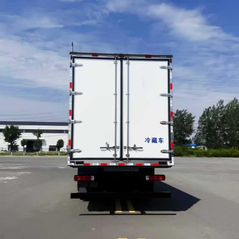 Concealed Vehicle Foton Auman GTL 6.8m Refrigerated Truck for Urban Transportation of Frozen Food, Seafood, Fruits and Vegetables