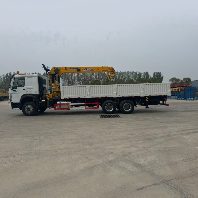 Camión grúa multifuncional Sinotruk HOWO de 8 toneladas con pluma rígida y grúa XCMG.