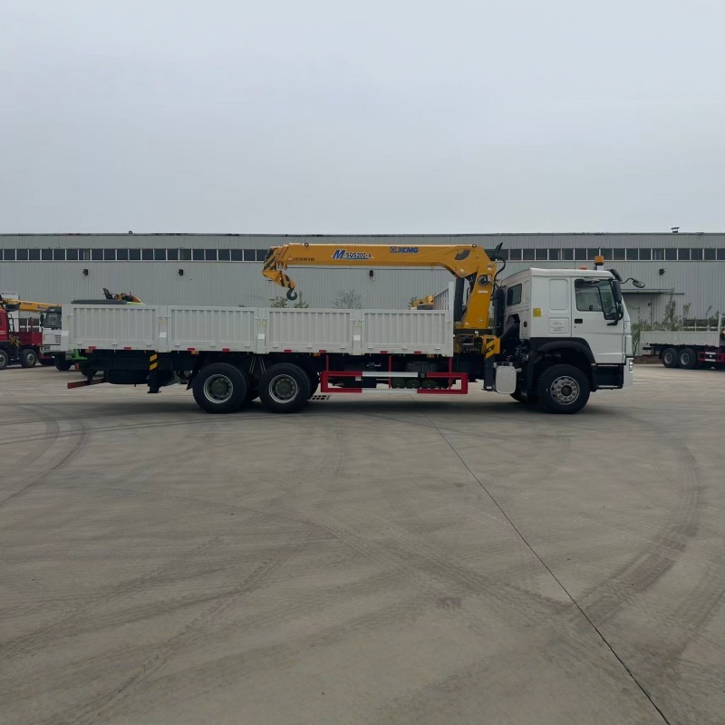 Camión grúa multifuncional Sinotruk HOWO de 8 toneladas con pluma rígida y grúa XCMG.