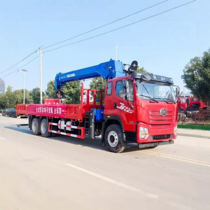 Camión grúa de servicio pesado FAW Jiefang con grúa de pluma rígida XCMG de 14 toneladas.