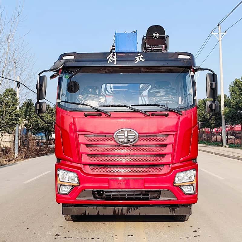 Camión grúa de servicio pesado FAW Jiefang con grúa de pluma rígida XCMG de 14 toneladas.