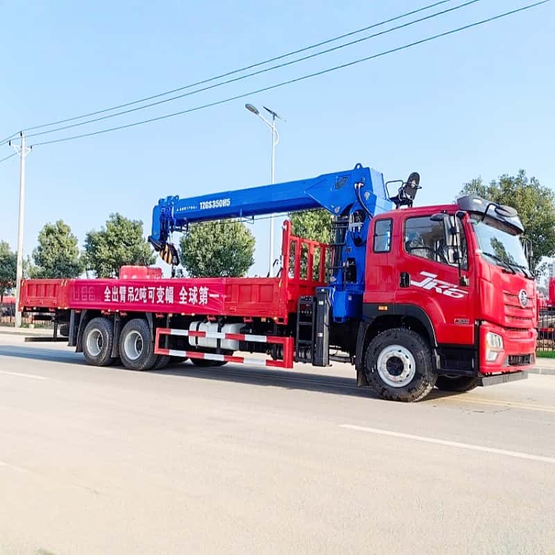 Camión grúa de servicio pesado FAW Jiefang con grúa de pluma rígida XCMG de 14 toneladas.