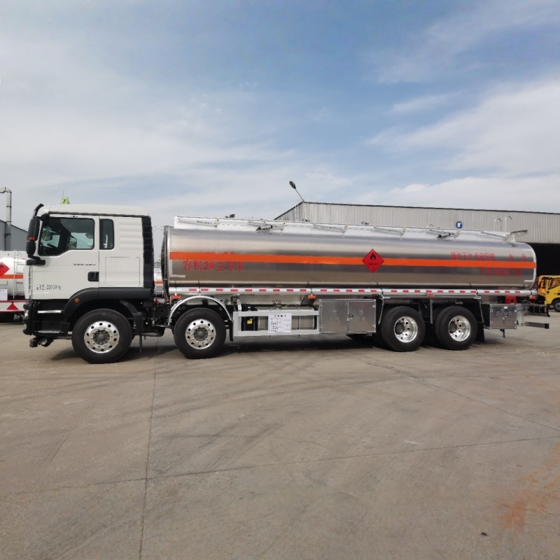 Camión cisterna Sinotruk de 26000 litros de aleación de aluminio para aceite.