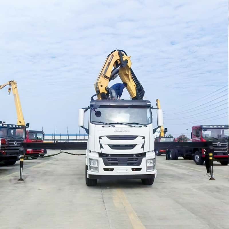 Grúa montada sobre camión Isuzu XCMG de brazo recto de 28 toneladas