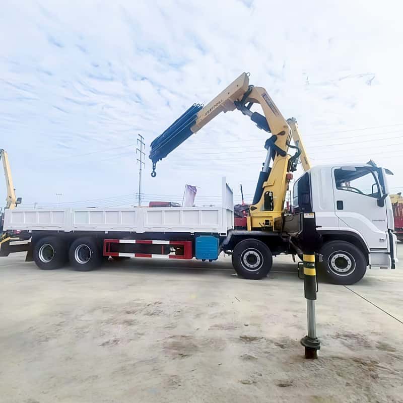 Grúa montada sobre camión Isuzu XCMG de brazo recto de 28 toneladas