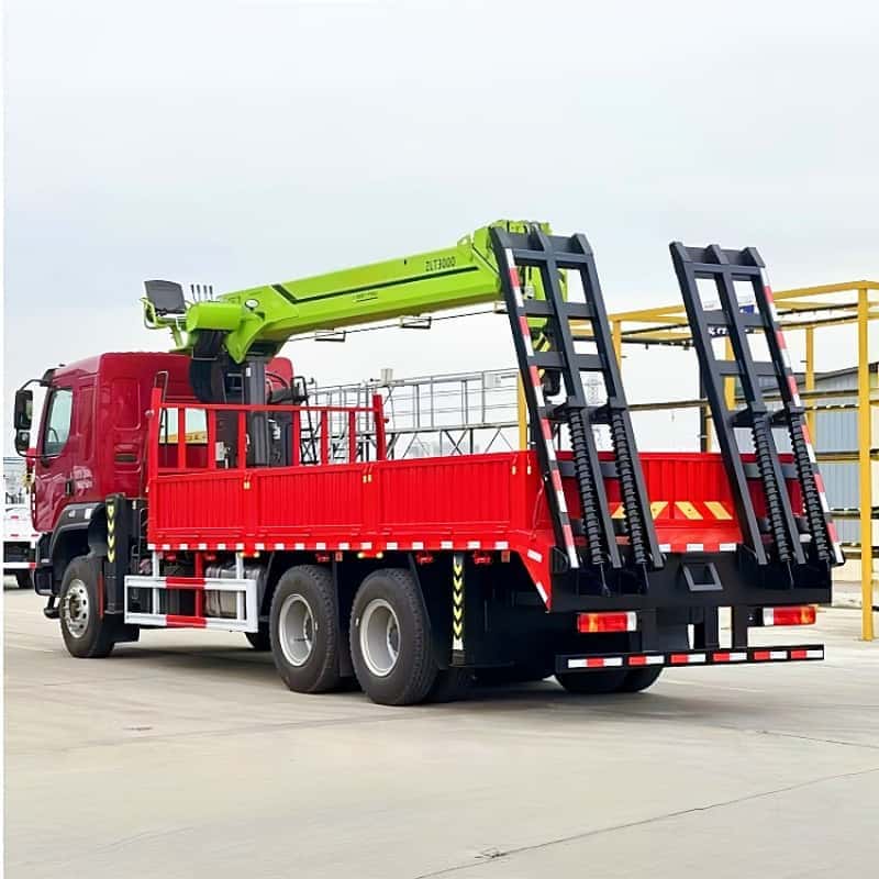 Liuqi chassis equipped with XCMG crane, multi-functional truck-mounted crane and transport truck