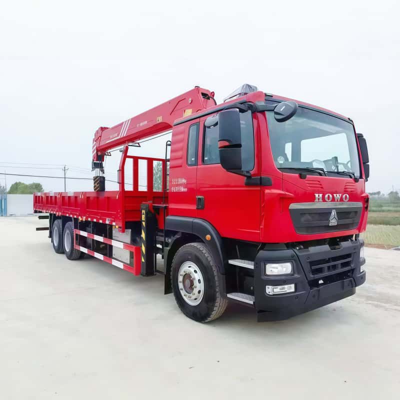 China sinotruk chassis equipped with XCMG crane, multi-functional truck-mounted crane and transport truck