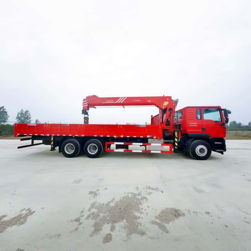 China sinotruk chassis equipped with XCMG crane, multi-functional truck-mounted crane and transport truck