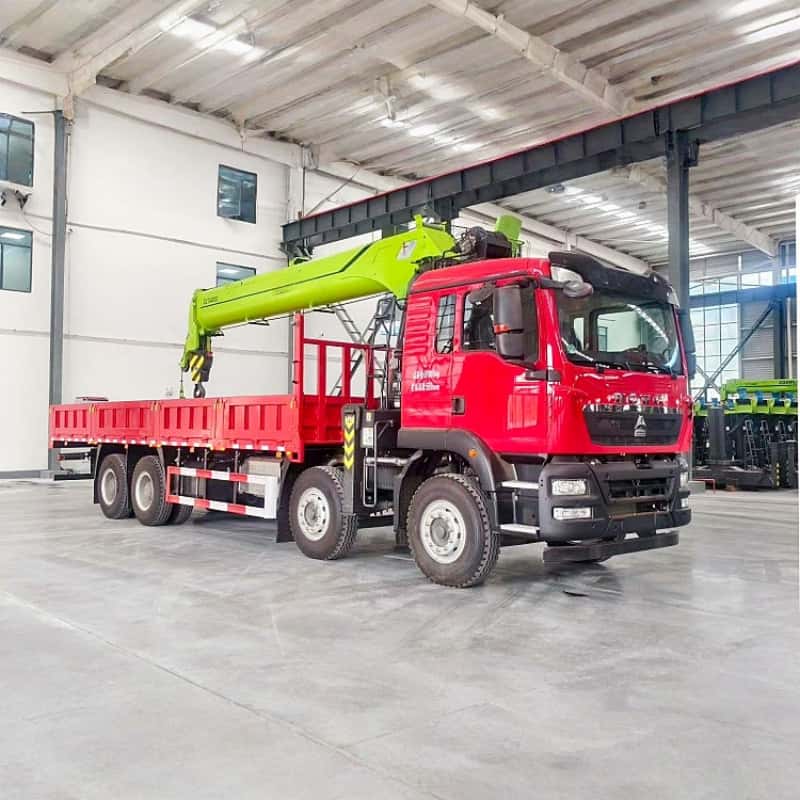 China's sinotruk chassis equipped with XCMG crane, multi-functional truck-mounted crane and transport truck