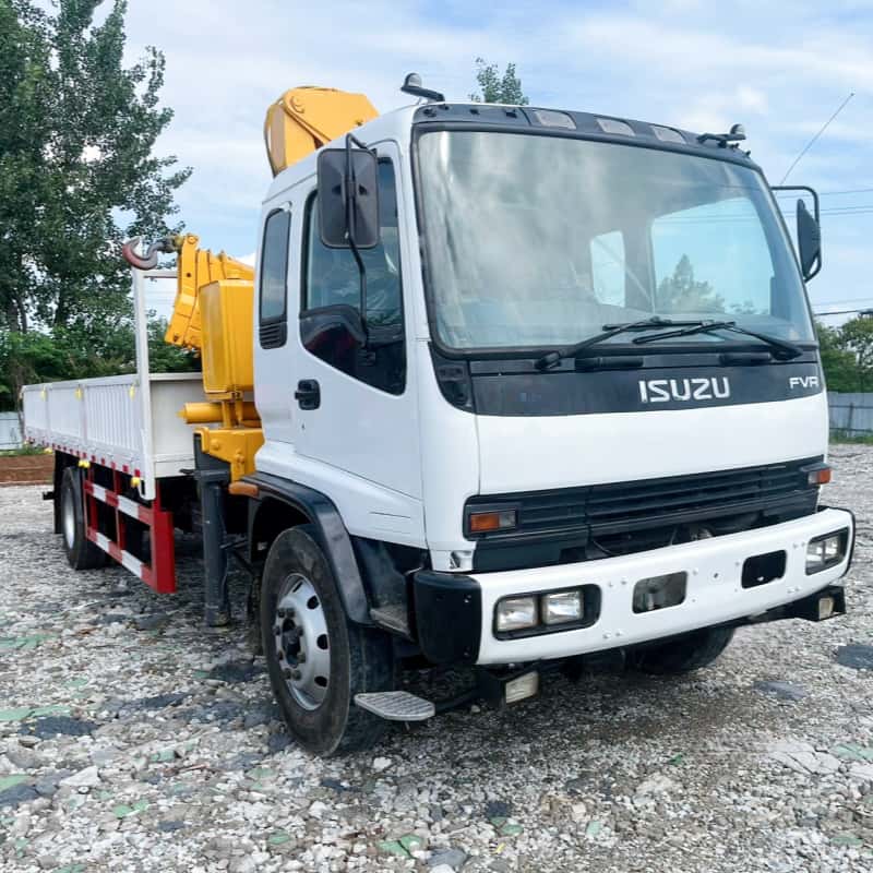 The Chinese Isuzu chassis is equipped with XCMG cranes, multi-functional truck-mounted cranes, and transport trucks.