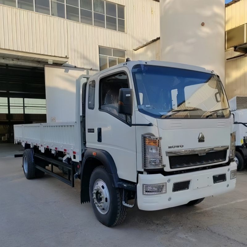 New 4x2 diesel medium-duty freight and express delivery truck from Sinotruk