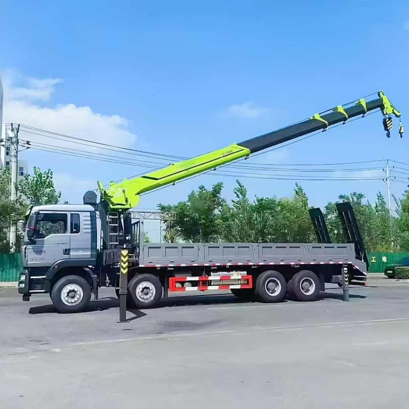 Sinotruk chassis is equipped with XCMG 14-ton crane, multi-functional truck-mounted crane and transport truck