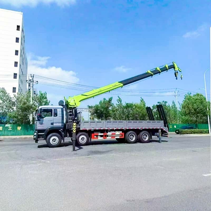 Sinotruk chassis is equipped with XCMG 14-ton crane, multi-functional truck-mounted crane and transport truck
