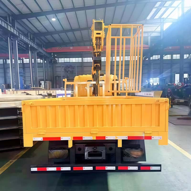 Sinotruk chassis is equipped with XCMG 4-ton crane, multi-functional truck-mounted crane and transport truck
