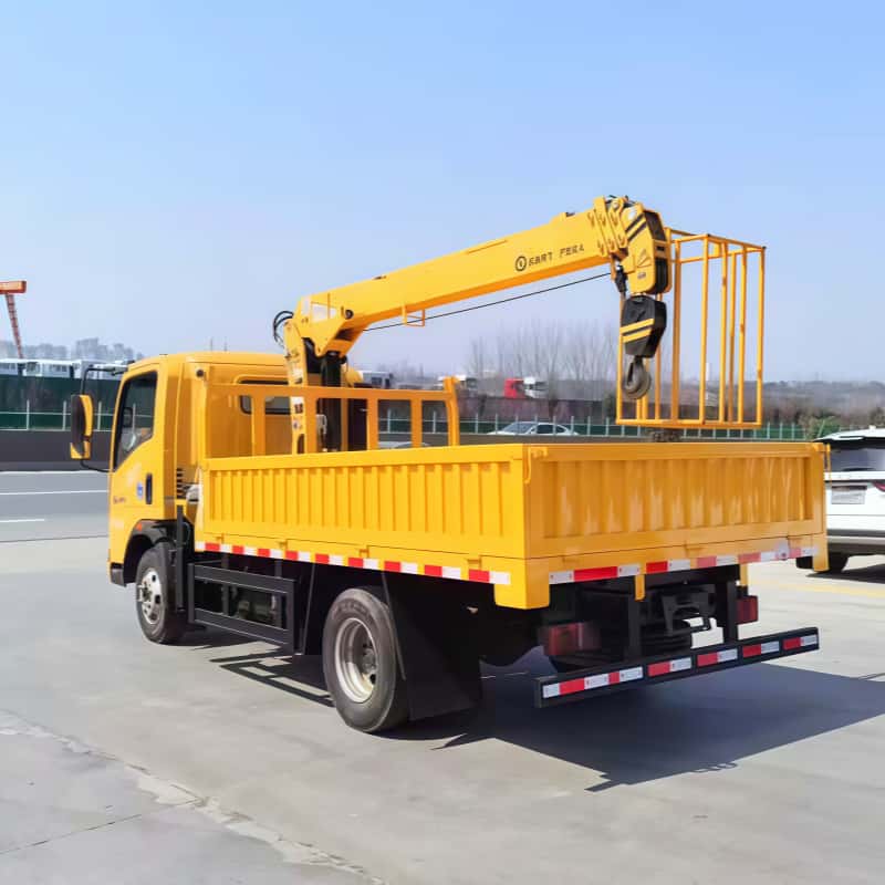 Sinotruk chassis is equipped with XCMG 4-ton crane, multi-functional truck-mounted crane and transport truck