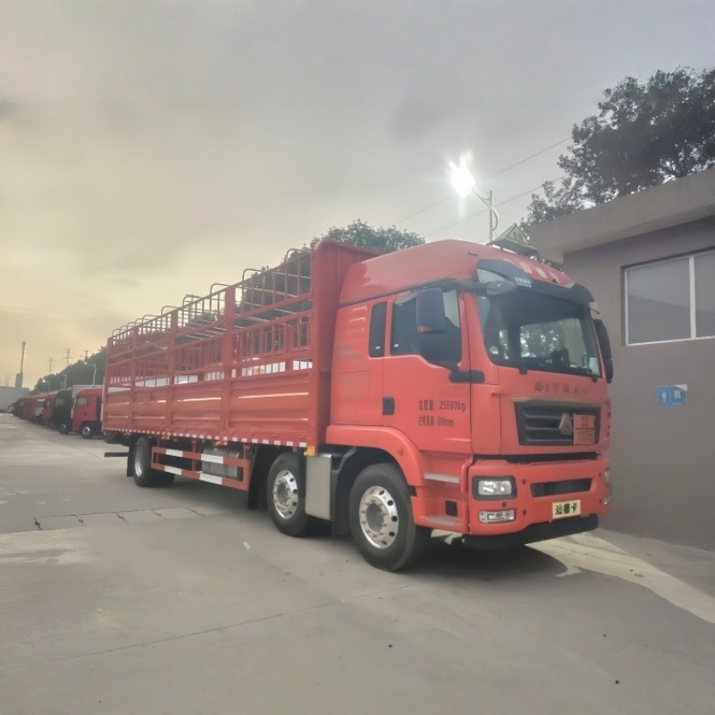 6x2 Sinotruk Sitrak 9.6-meter stake truck