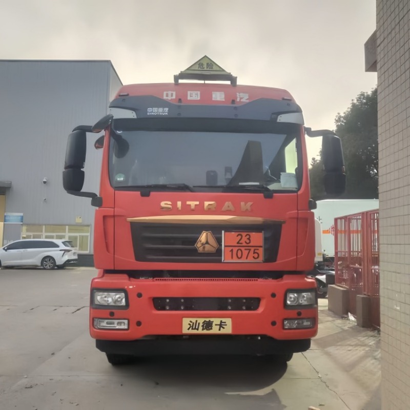 6x2 Sinotruk Sitrak 9.6-meter stake truck