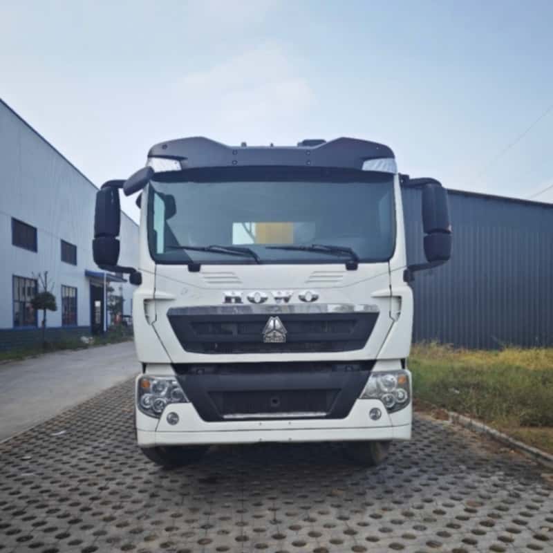 Grúa montada sobre camión Sinotruk HOWO de 340 CV y ​​12 toneladas con radio de trabajo de 19,3 m.
