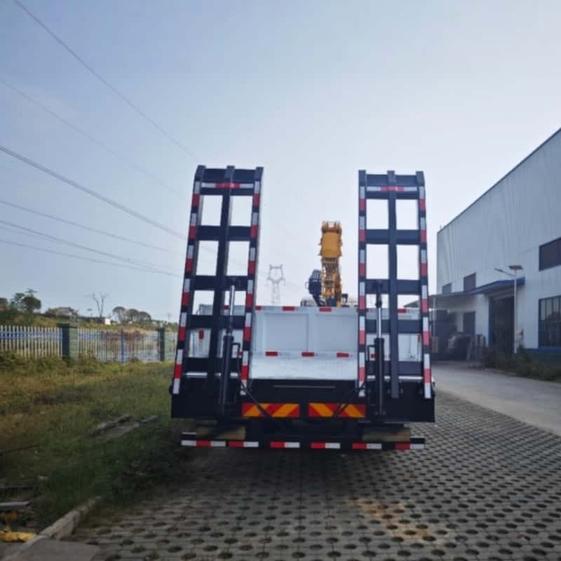 Grúa montada sobre camión Sinotruk HOWO de 340 CV y ​​12 toneladas con radio de trabajo de 19,3 m.