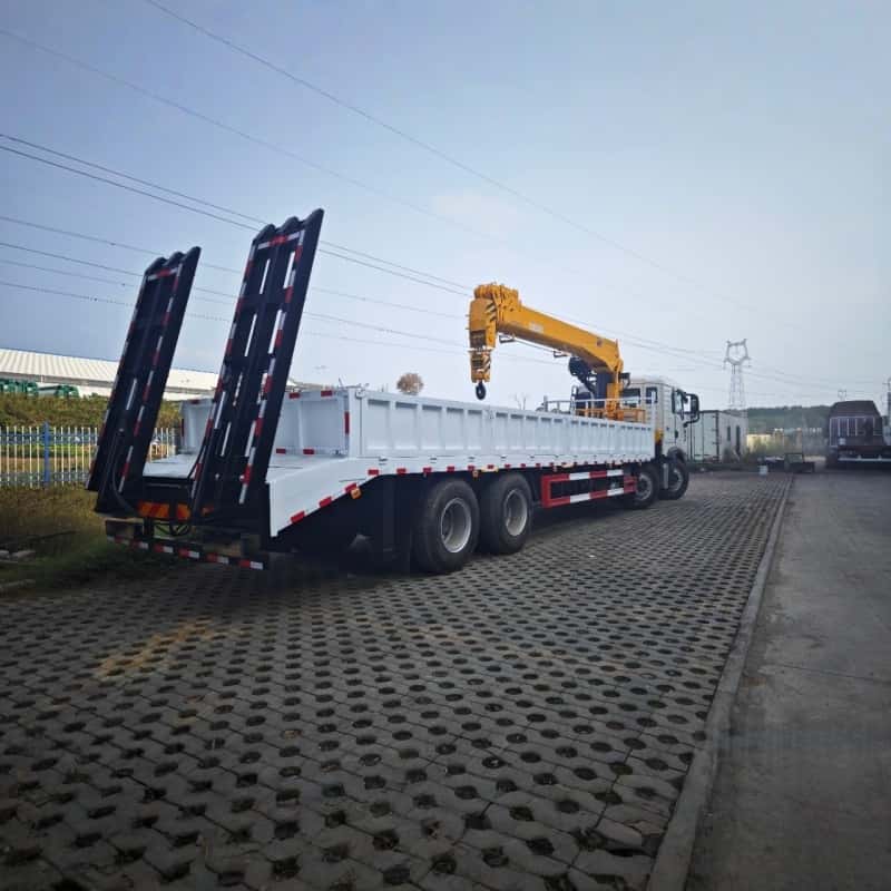 Grúa montada sobre camión Sinotruk HOWO de 340 CV y ​​12 toneladas con radio de trabajo de 19,3 m.