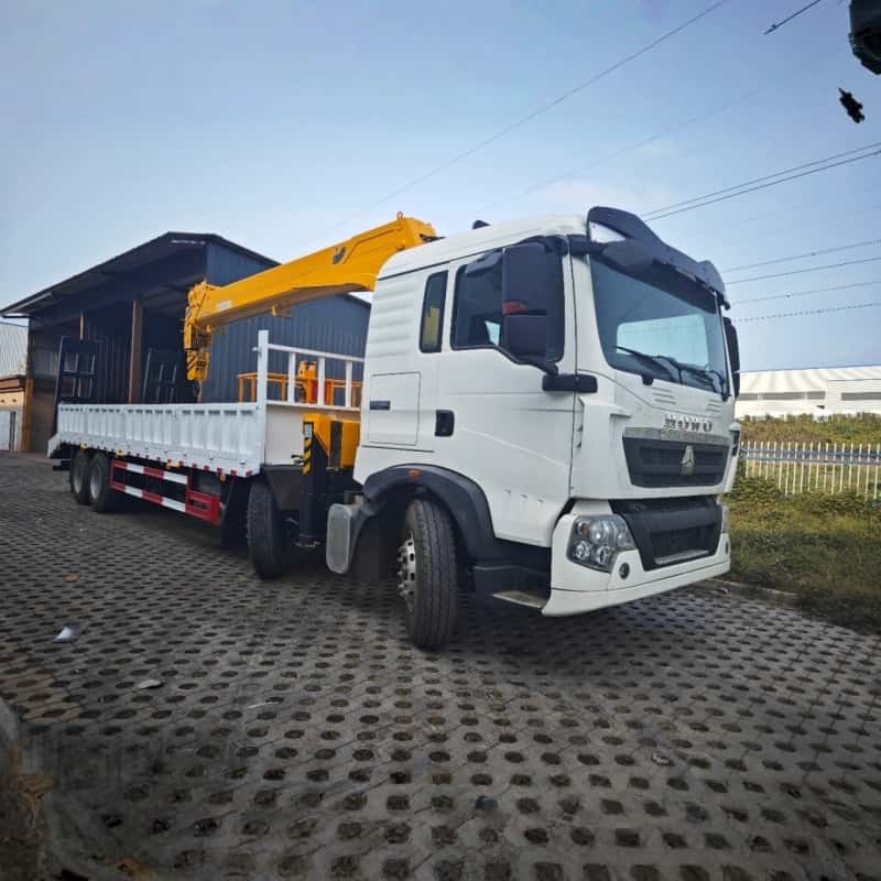 Grúa montada sobre camión Sinotruk HOWO de 340 CV y ​​12 toneladas con radio de trabajo de 19,3 m.