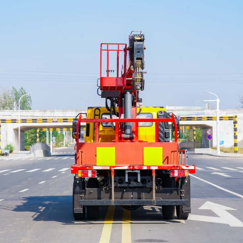 SAIC truck-mounted crane, 7-ton straight boom crane, XCMG 4×2 truck-mounted crane