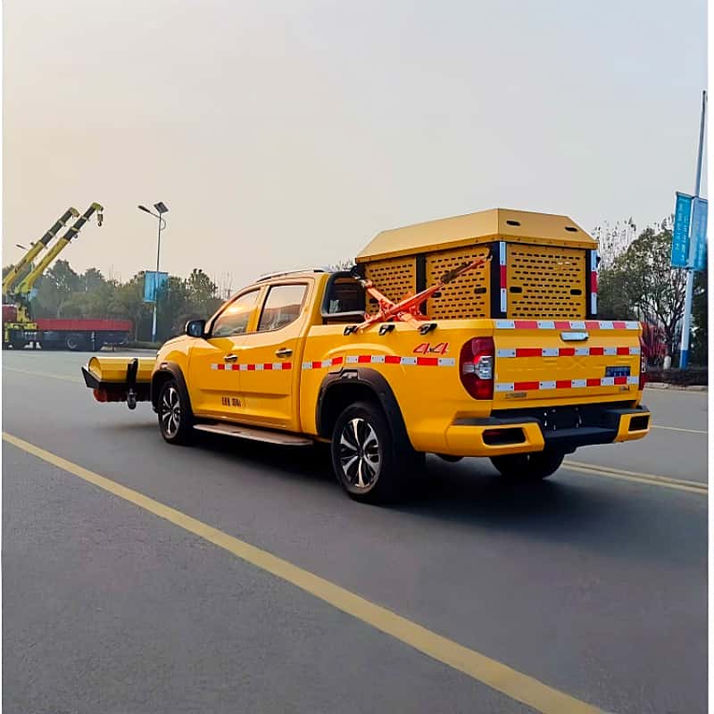 Vehículo quitanieves tipo pick-up SAIC con arado y esparcidor integrados.