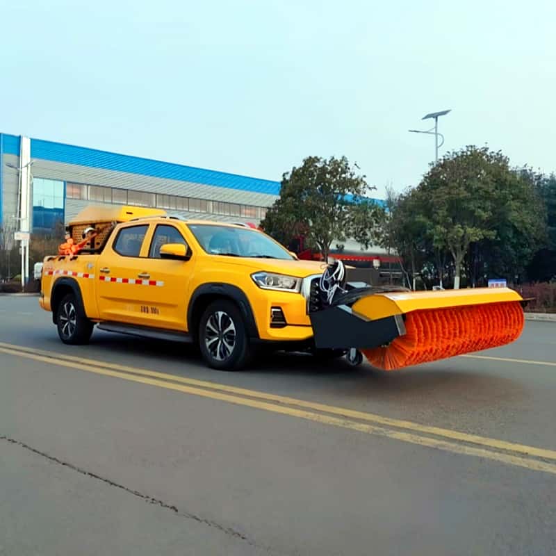 Vehículo quitanieves tipo pick-up SAIC con arado y esparcidor integrados.