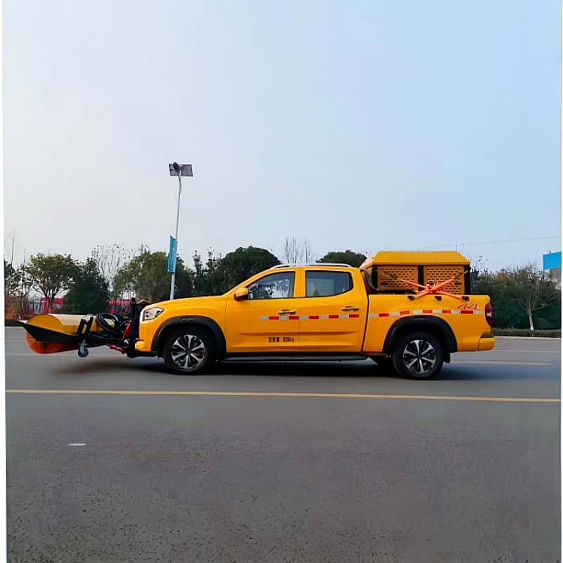 Vehículo quitanieves tipo pick-up SAIC con arado y esparcidor integrados.