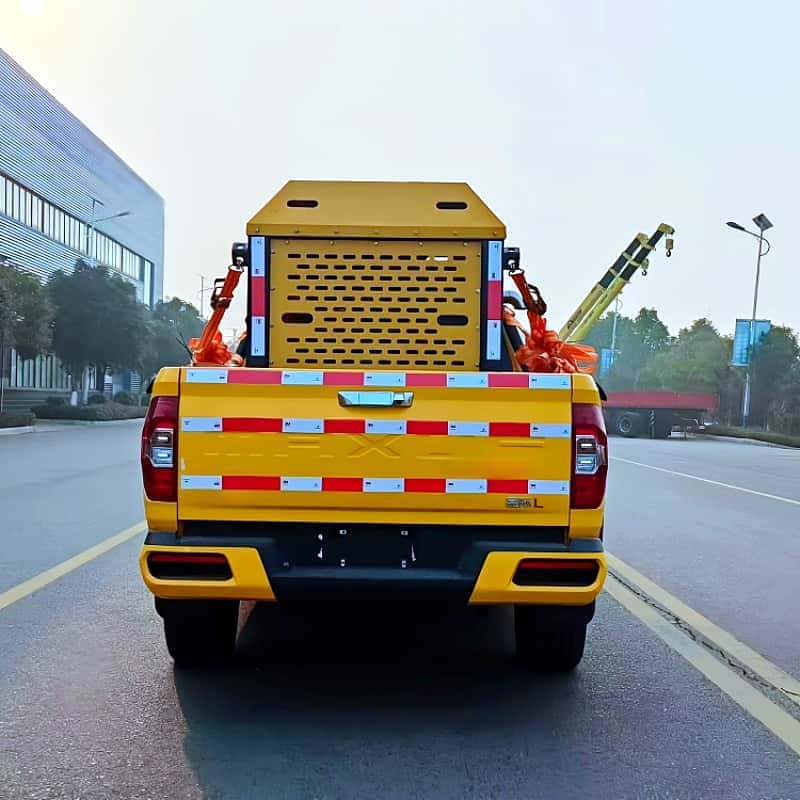 Vehículo quitanieves tipo pick-up SAIC con arado y esparcidor integrados.