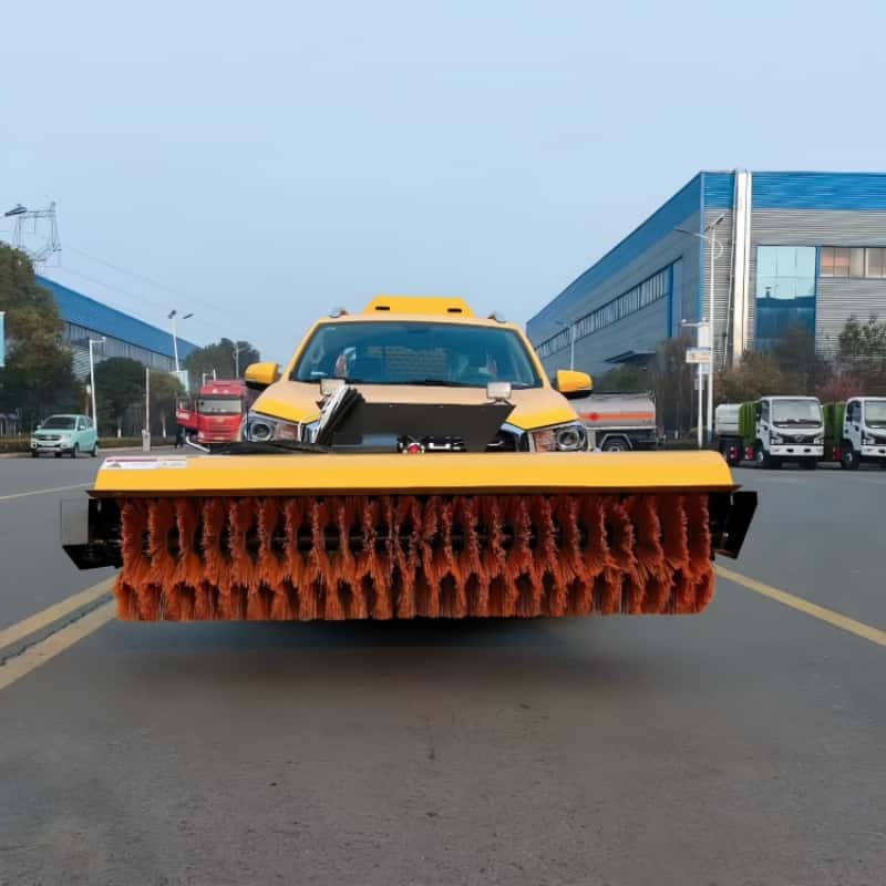 Vehículo quitanieves tipo pick-up SAIC con arado y esparcidor integrados.
