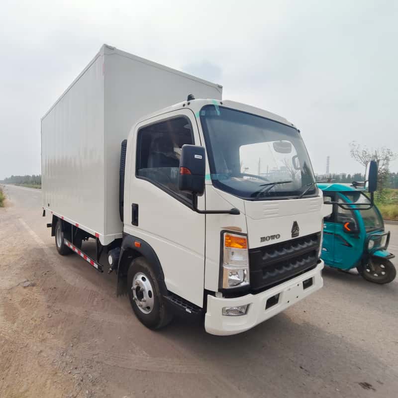 HOWO 5000L left-opening van transport vehicle