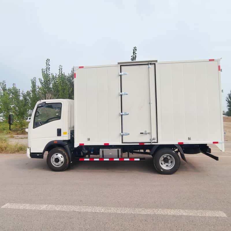 HOWO 5000L left-opening van transport vehicle