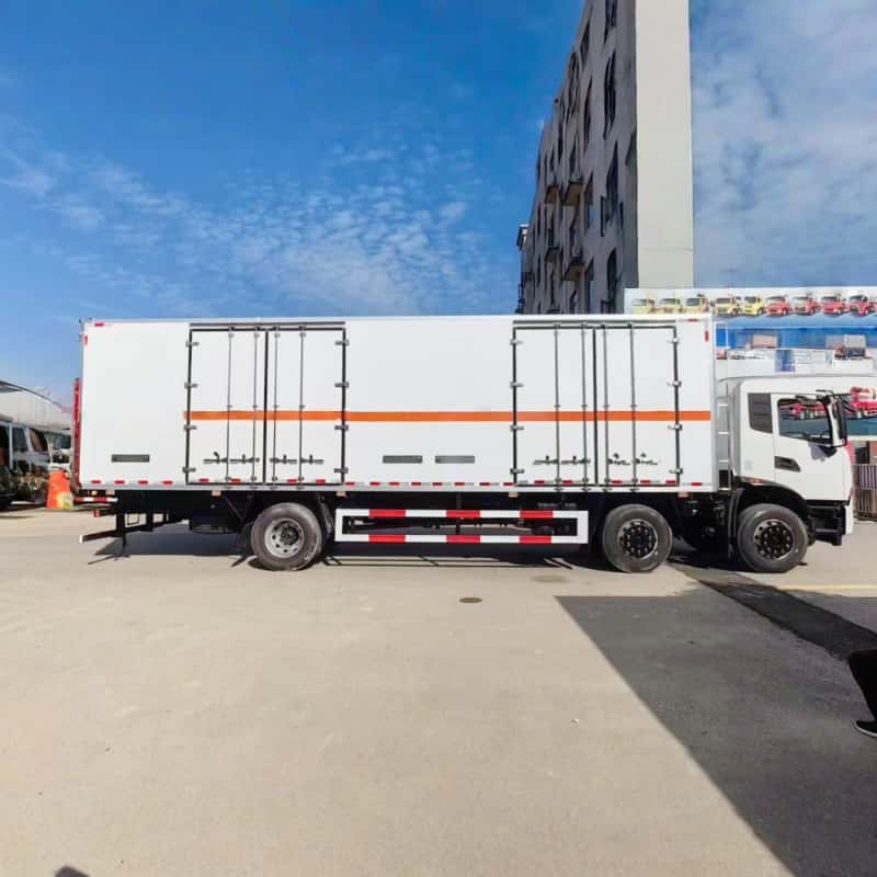 Vehículo de transporte de líquidos inflamables Dongfeng de tres ejes y 9,6 m