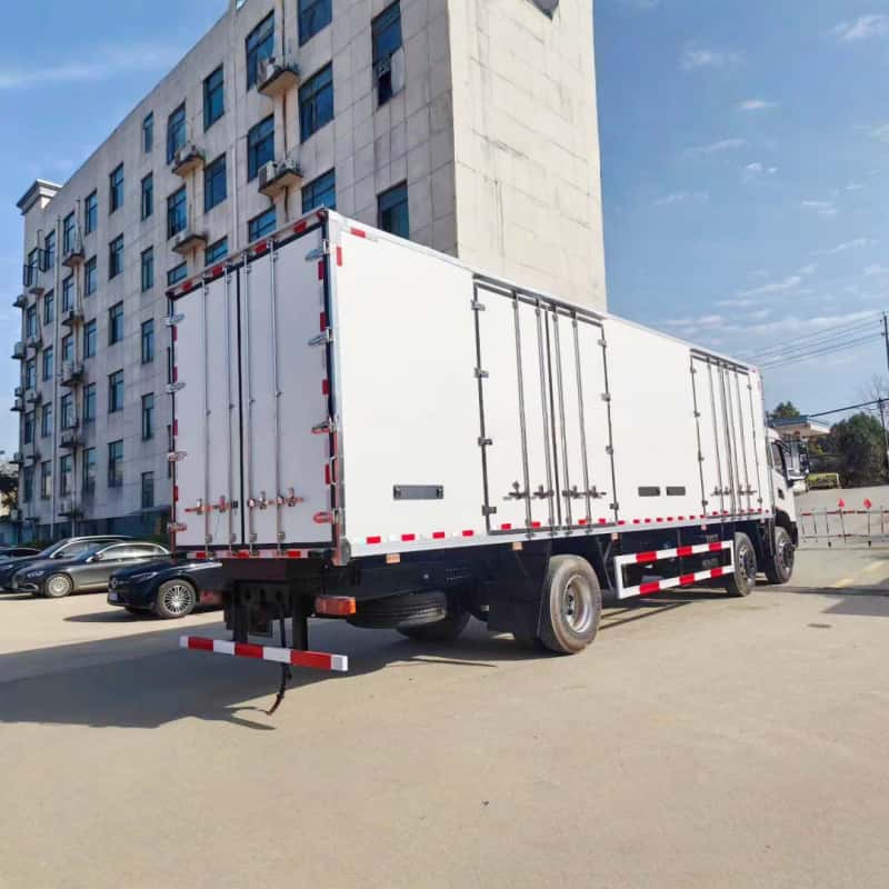 Vehículo de transporte de líquidos inflamables Dongfeng de tres ejes y 9,6 m