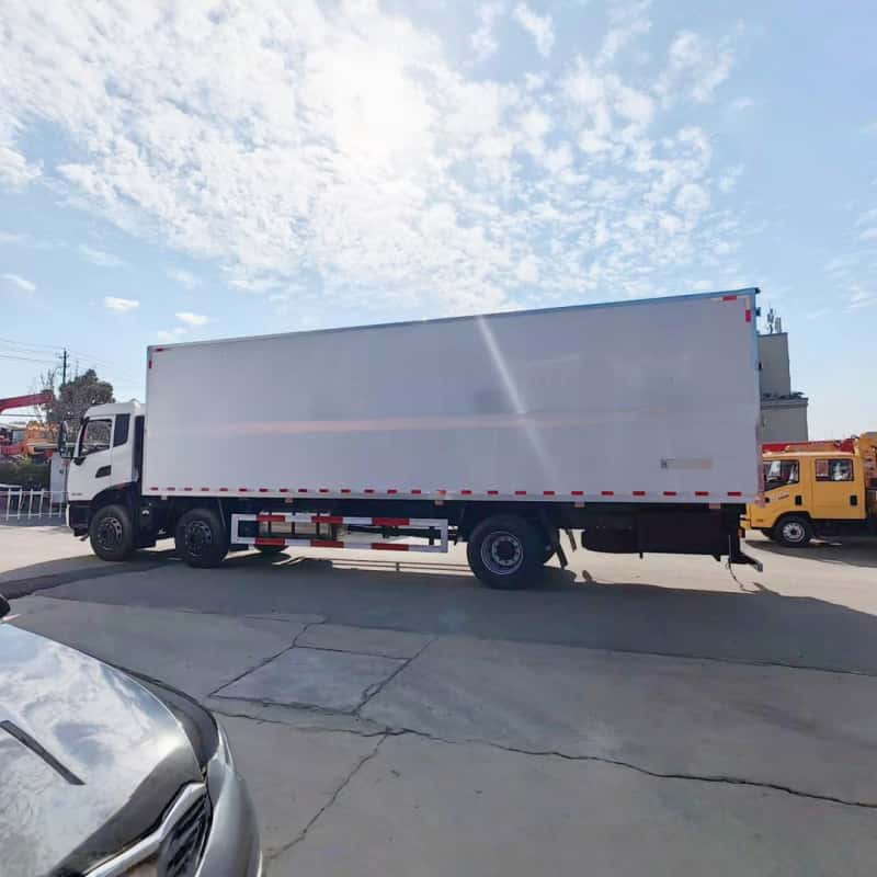 Vehículo de transporte de líquidos inflamables Dongfeng de tres ejes y 9,6 m