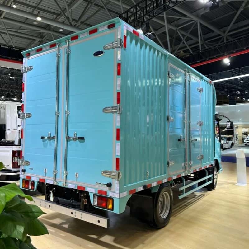 Camión ligero eléctrico Isuzu con una gran caja de carga de 18,3 metros cúbicos.