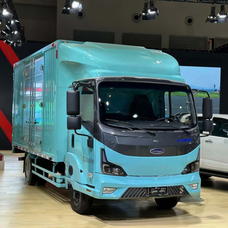 Camión ligero eléctrico Isuzu con una gran caja de carga de 18,3 metros cúbicos.