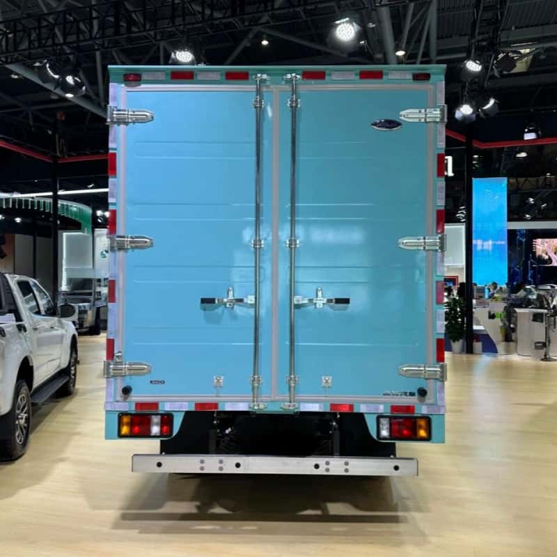 Camión ligero eléctrico Isuzu con una gran caja de carga de 18,3 metros cúbicos.