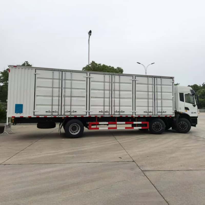 Camión furgón Dongfeng de tres ejes para mercancías peligrosas