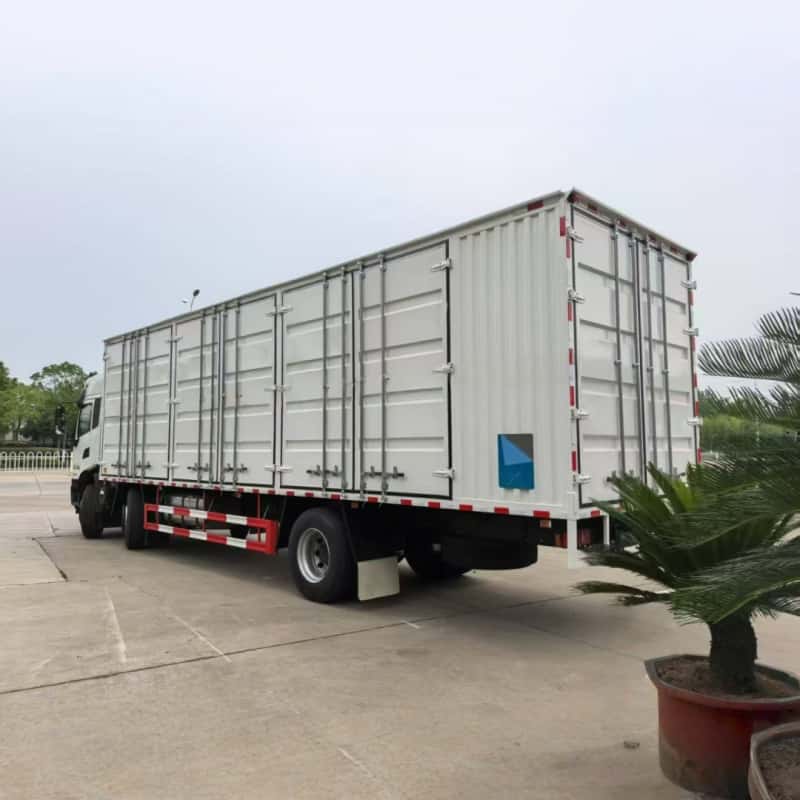 Camión furgón Dongfeng de tres ejes para mercancías peligrosas
