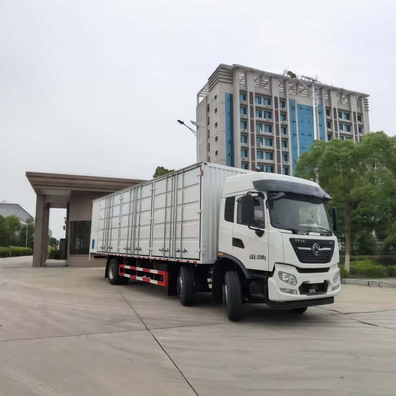 Camión furgón Dongfeng de tres ejes para mercancías peligrosas