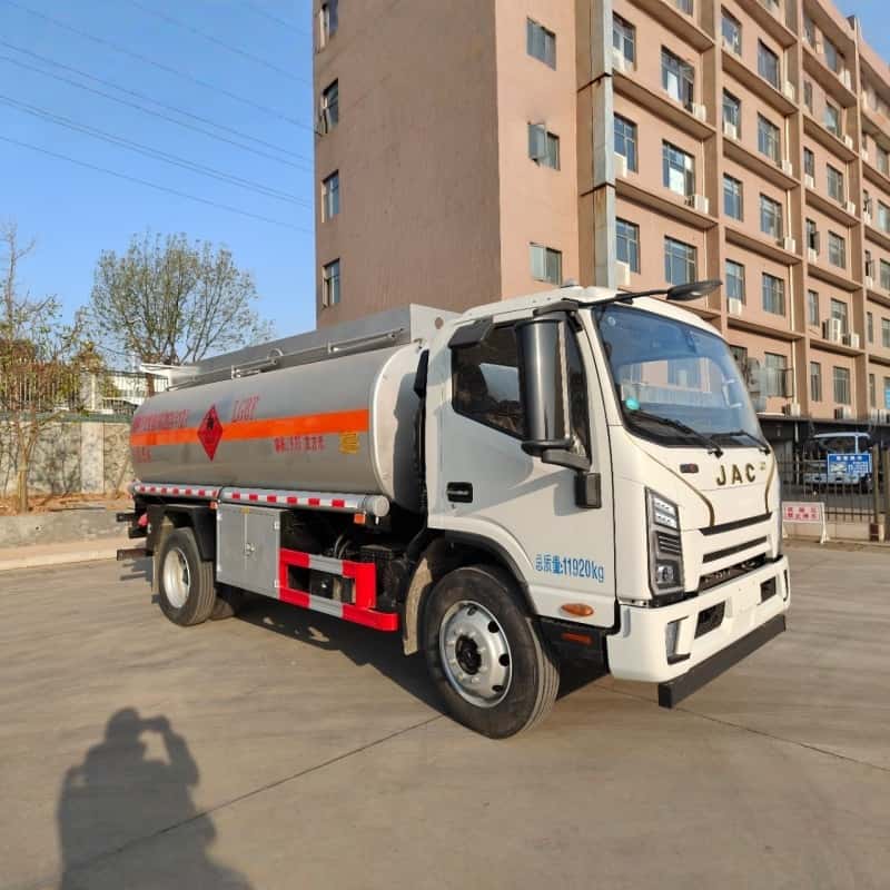 Camión cisterna de aceite JAC Junling S9 Yuchai con motor de 170 caballos de fuerza y ​​capacidad para 9800 litros.