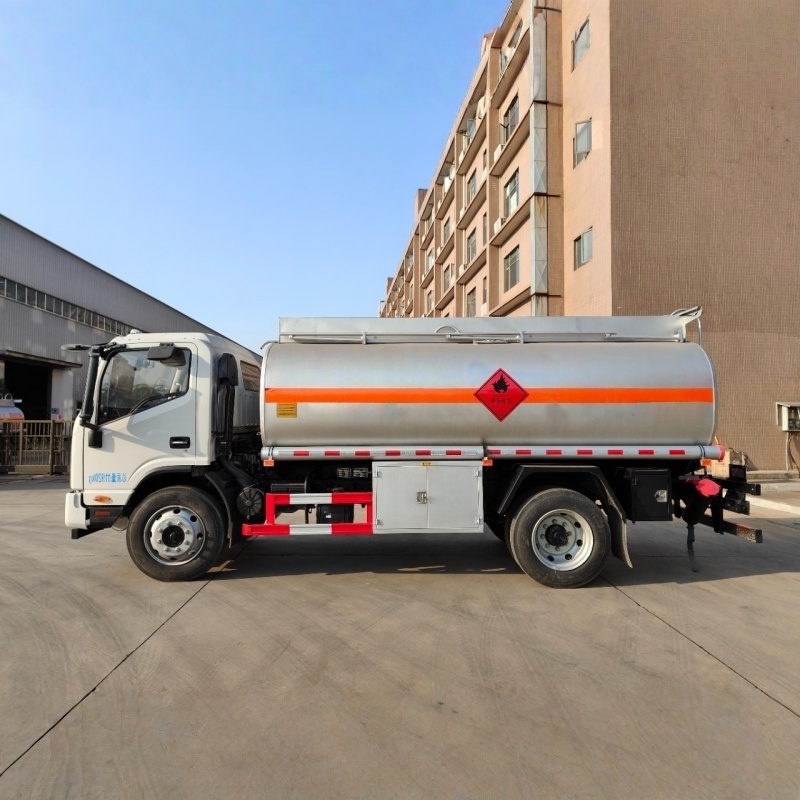 Camión cisterna de aceite JAC Junling S9 Yuchai con motor de 170 caballos de fuerza y ​​capacidad para 9800 litros.