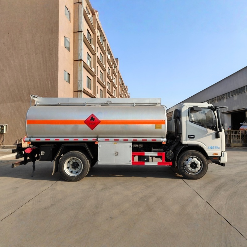 Camión cisterna de aceite JAC Junling S9 Yuchai con motor de 170 caballos de fuerza y ​​capacidad para 9800 litros.