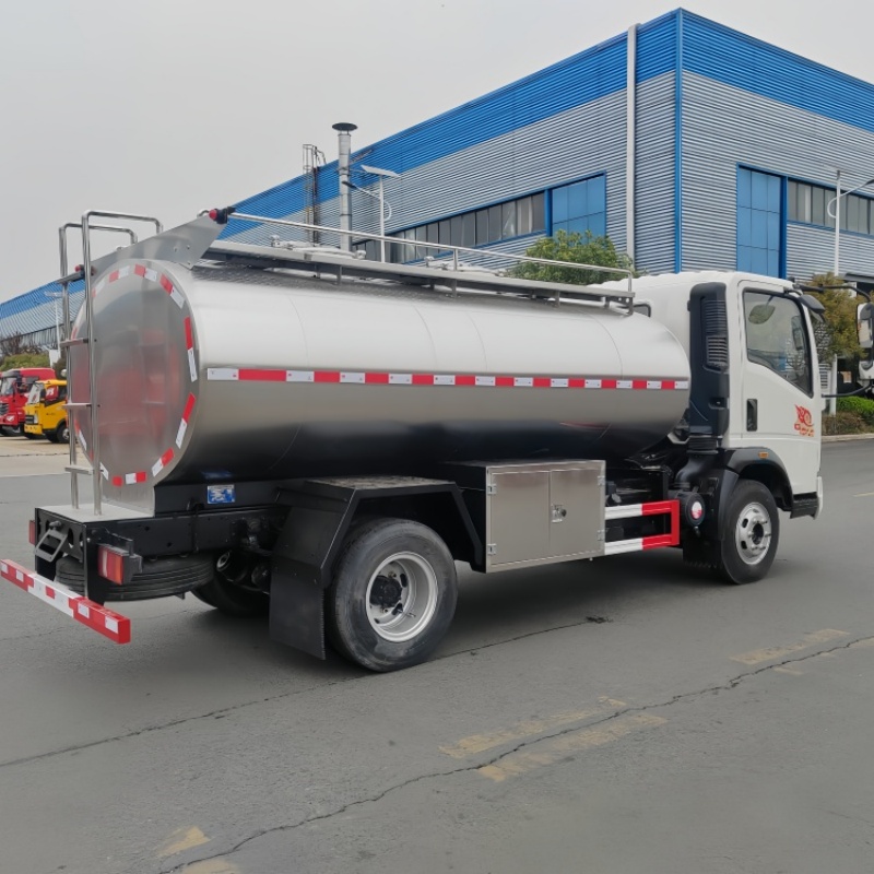 Camión cisterna para leche Sinotruk Howo de 5000 litros con bomba