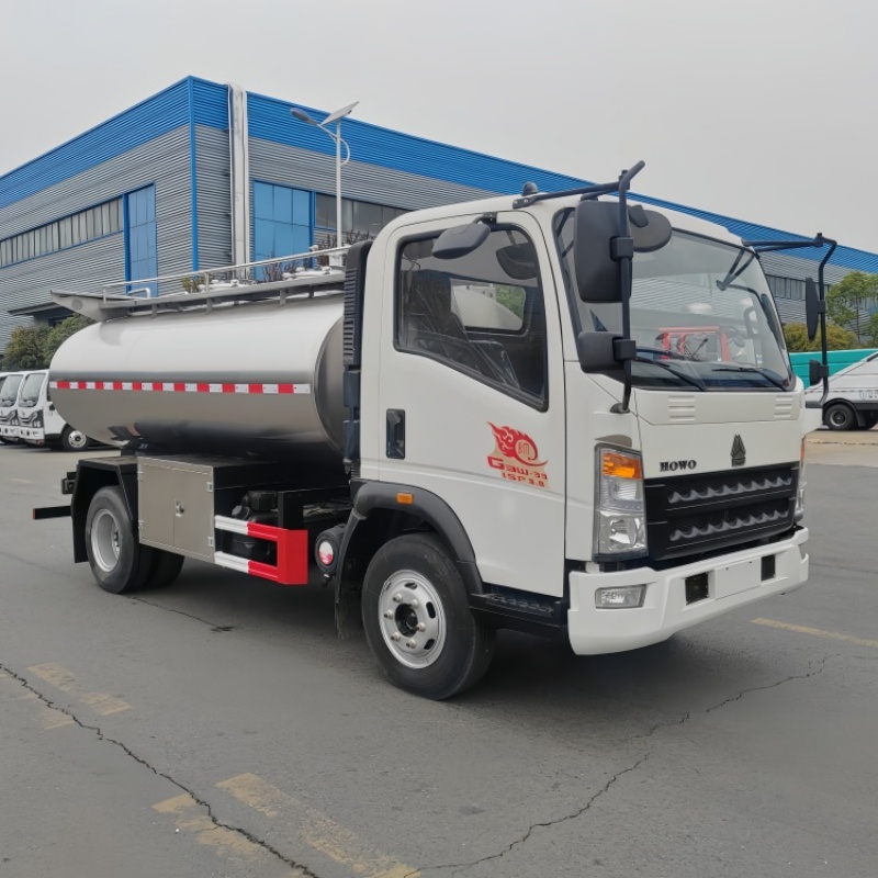 Camión cisterna para leche Sinotruk Howo de 5000 litros con bomba