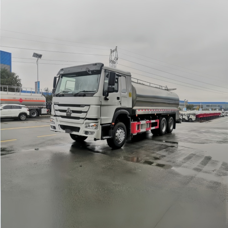 Sinotruk Howo 4000L Insulated Milk Tanker Truck