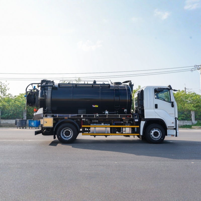 ISUZU 4x2 cleaning and sewage suction truck