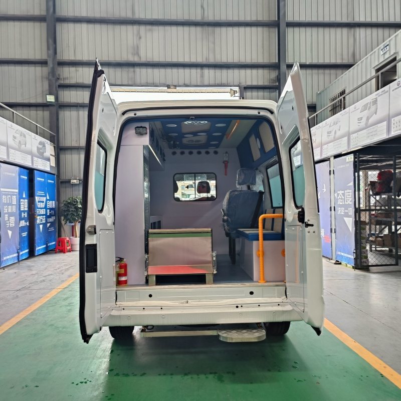 Jiangling Fushun Short Wheelbase Medium-High Roof Ambulance